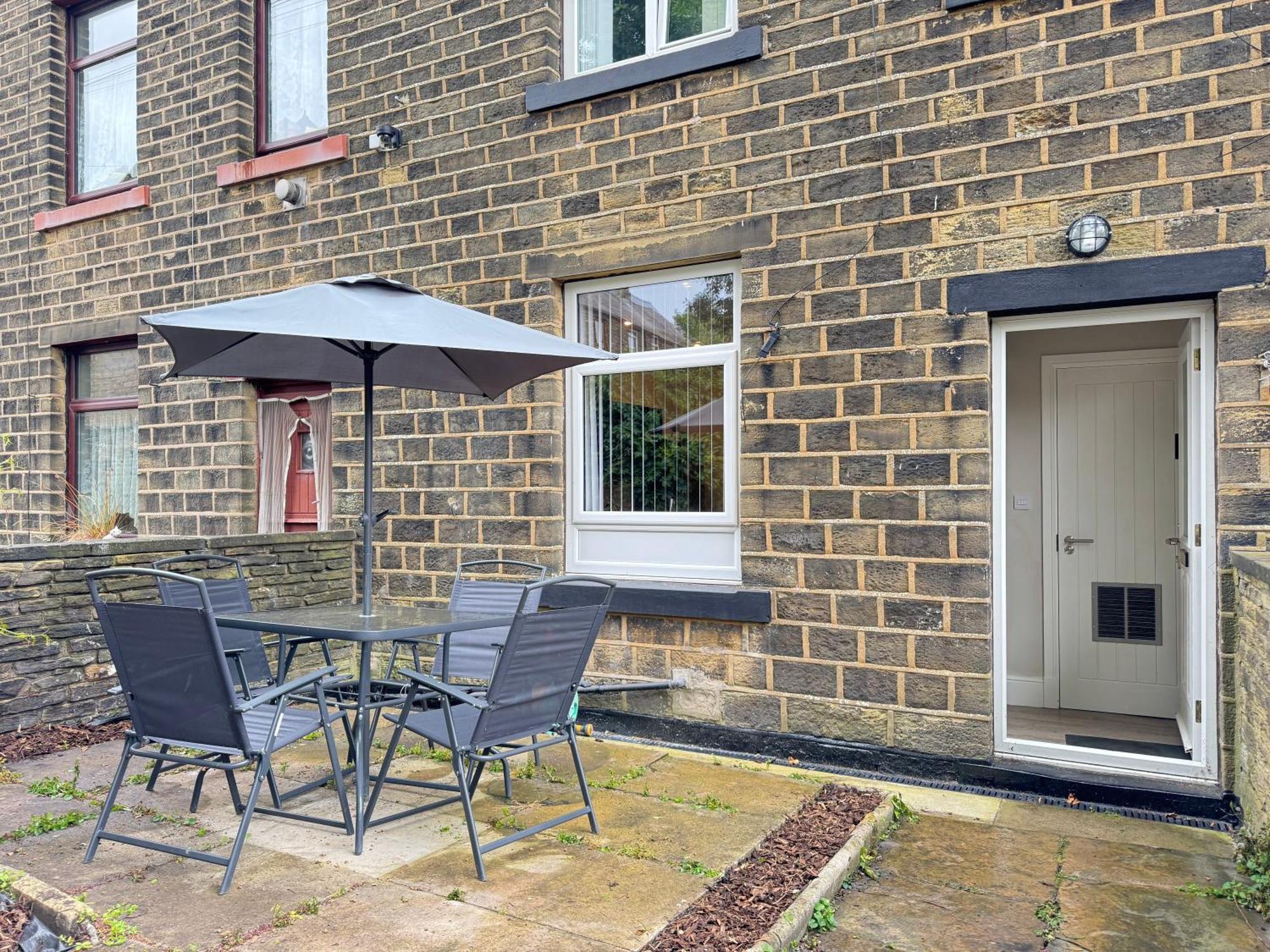 Spacious 4 Bedroom Home With Free Parking In Huddersfield, Sleeps 9 Extérieur photo